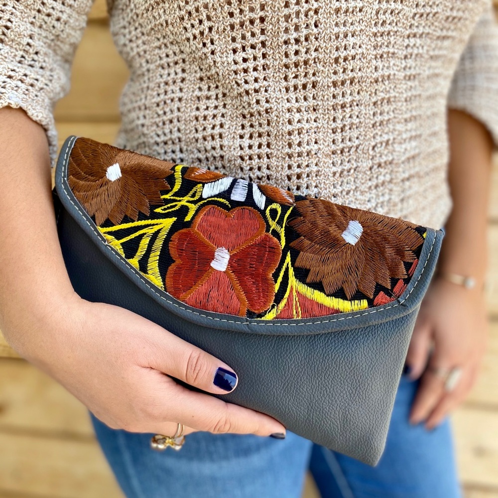 Mi Vida Linda Clutch - Dark Gray